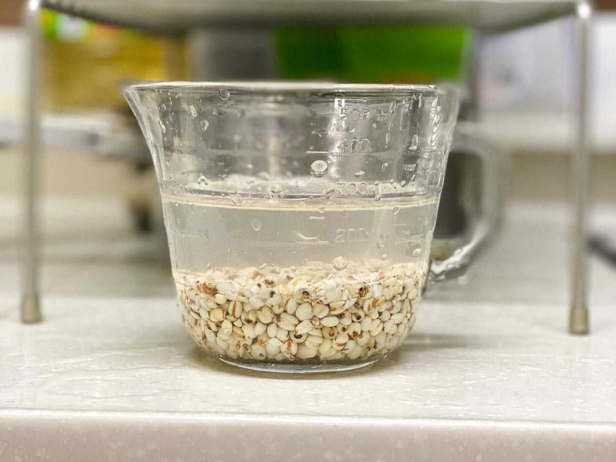 국산 율무로 율무밥을 만들기 위해 비커에 율무와 물을 1대1 비율로 넣은 모습이다.