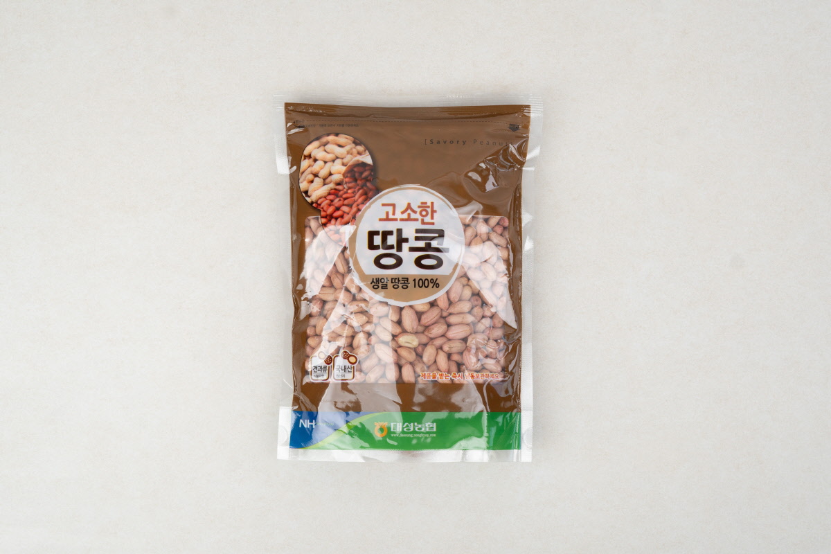 ‘고소한 땅콩’이라 적힌 제품 포장 전면으로, 생알땅콩 100% 문구와 1kg 소포장 형태를 보여주는 제품 대표 이미지.