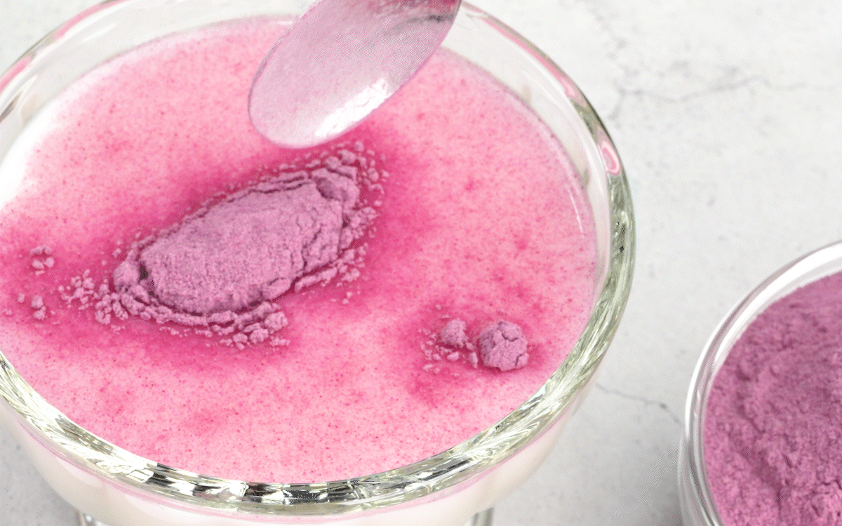 고운 보라색 고구마가루를 우유에 넣자 분홍빛으로 퍼지며 섞이는 장면, 천연색소의 자연스러운 색 변화가 인상적인 컷