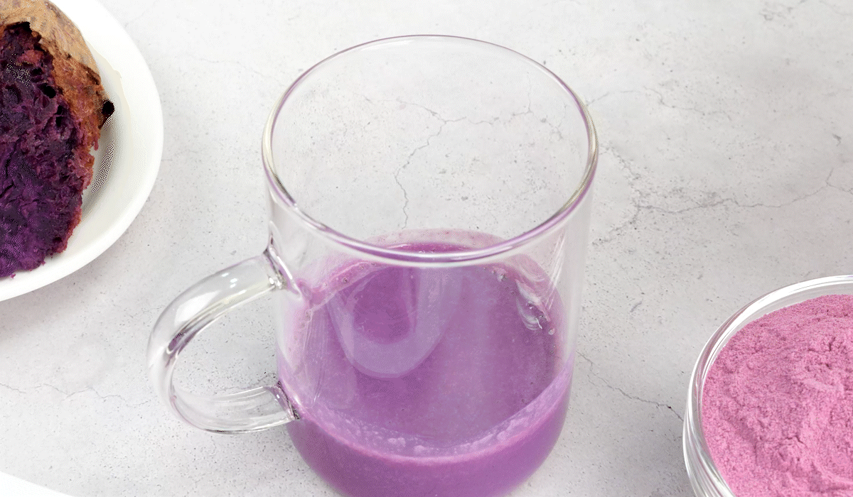 분홍빛 고구마파우더가 녹아들며 라떼 색이 점차 보라색으로 변하는 장면, 홈카페용 천연가루의 생생한 연출