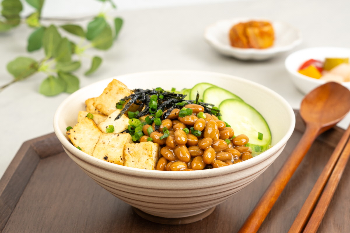 두부와 오이, 김가루, 파로 장식된 낫또 덮밥, 맛과 영양이 조화를 이루는 건강식.