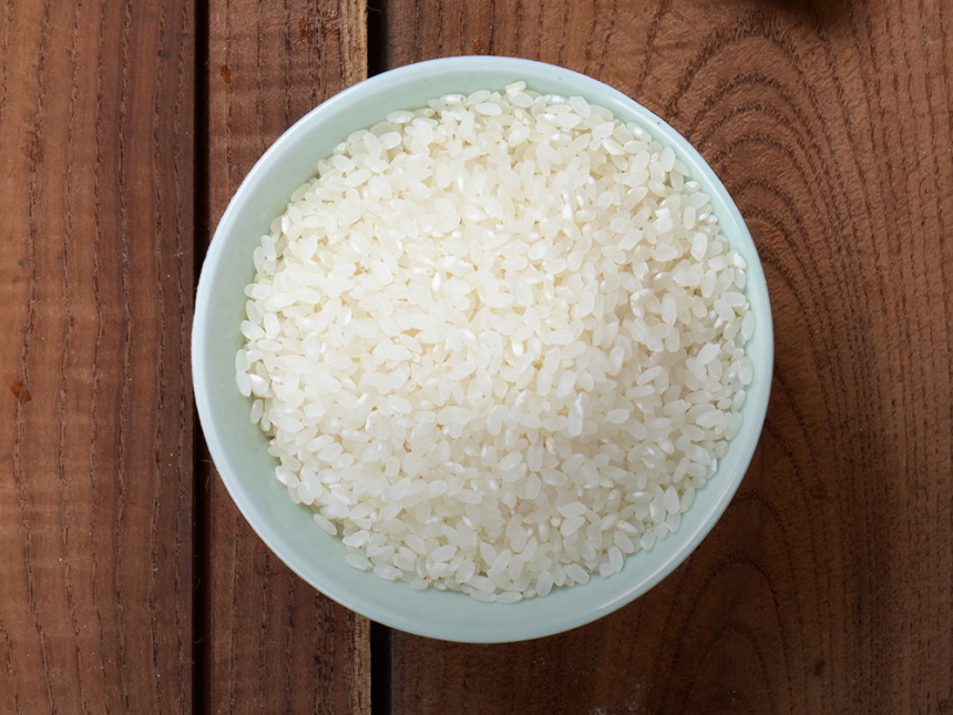 그릇에 담은 유기농쌀