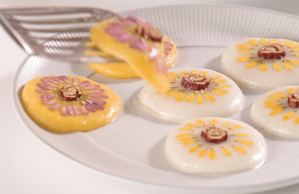 찹쌀 반죽 위에 대추와 꽃잎을 올려 예쁜 화전을 만드는 모습