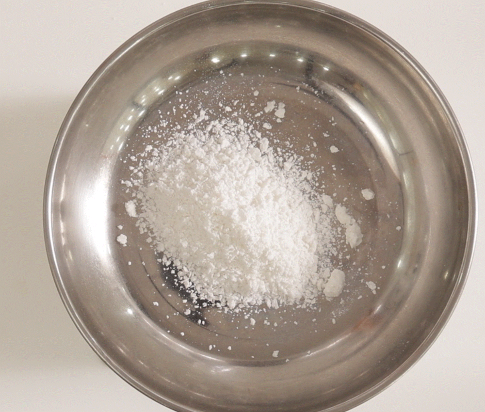 스테인리스 볼에 담긴 촉촉하고 고운 습식 백미찹쌀가루의 제형