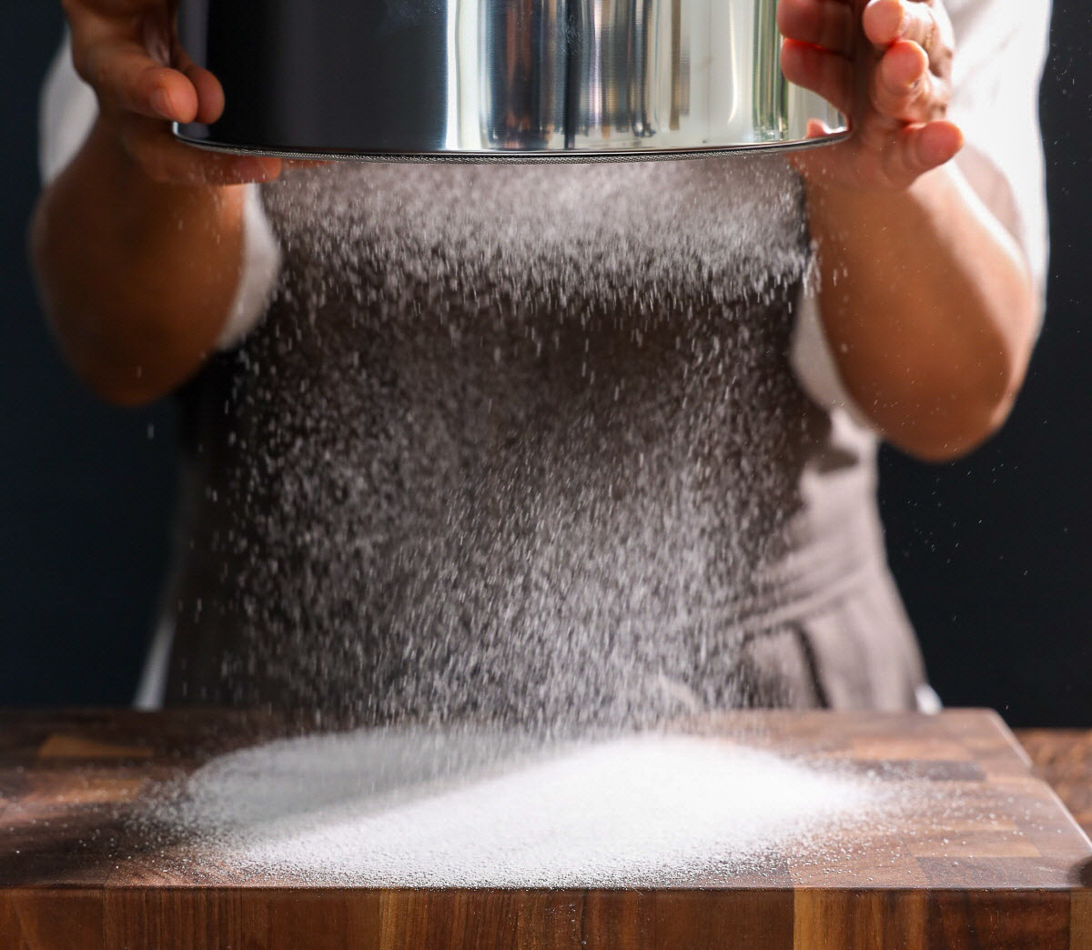 고운 반죽을 위해 체를 이용해 찹쌀가루를 내리는 베이킹 과정