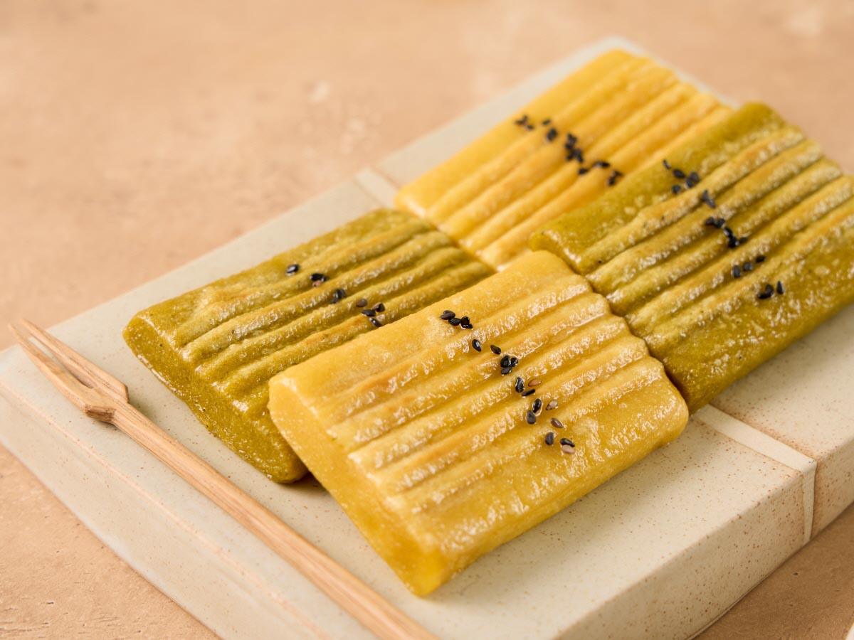 국산 현미와 유기농 단호박으로 만든 통단호박절편을 팬에 구워 접시에 담은 모습