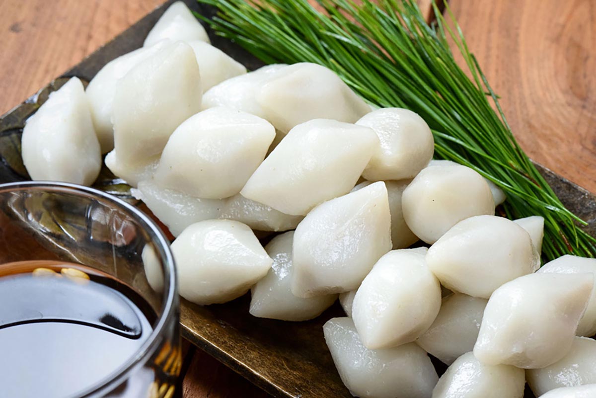 접시에 담긴 싸리재 흰송편