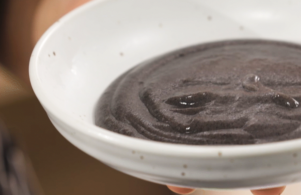 유기농 습식 쌀가루를 흑임자죽을 만들 때 사용하고 있는 모습