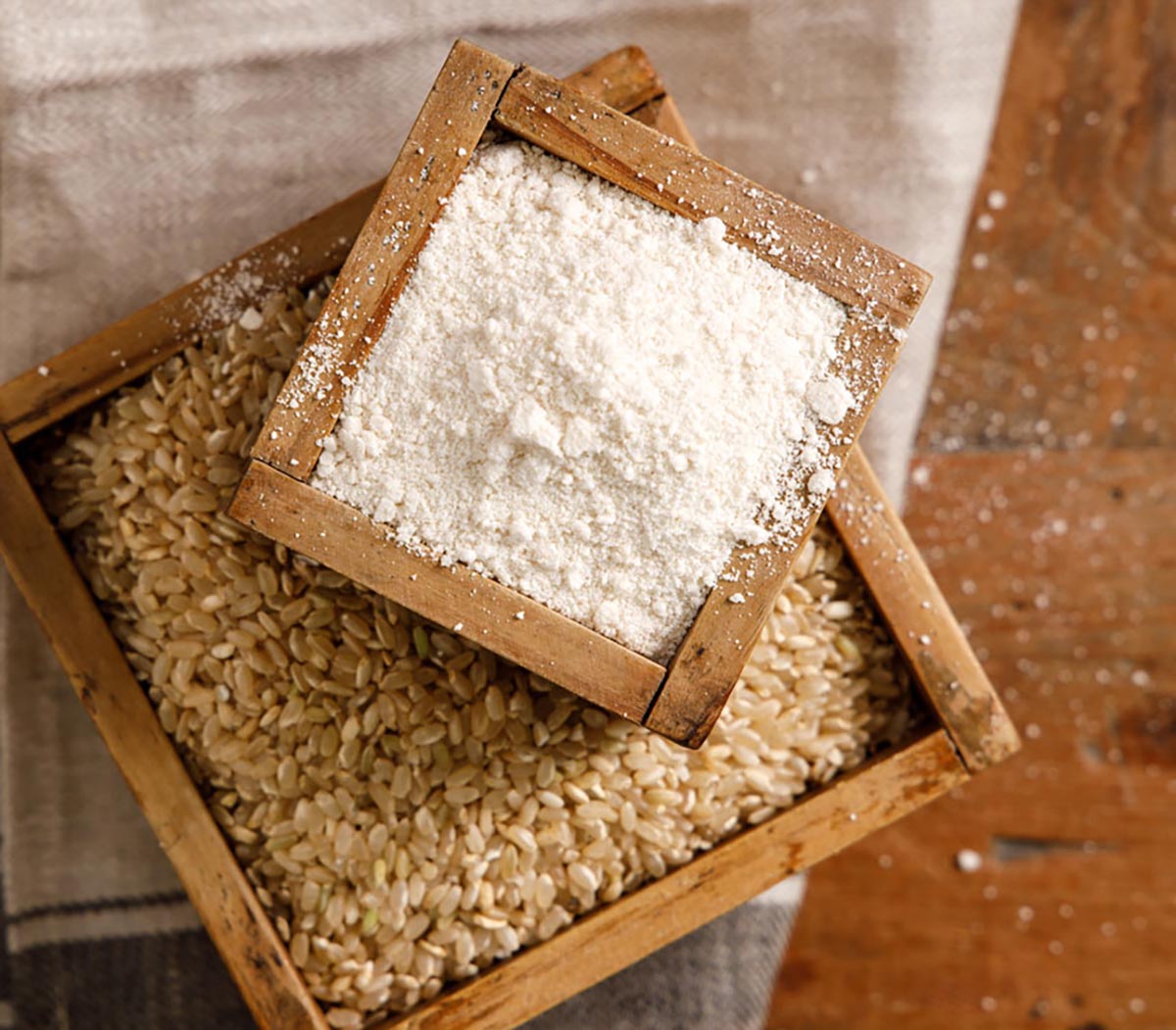 옛날 쌀집에서 사용하던 되에 모습으로 현미쌀과 습식가루가 담겨져있다.