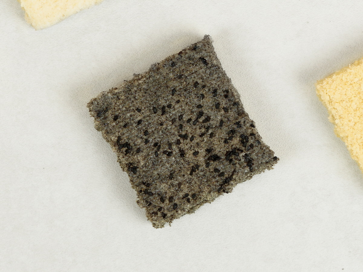 유기농 현미멥쌀, 국산 흑임자, 천일염으로 만든 흑임자현미설기 80g의 모습