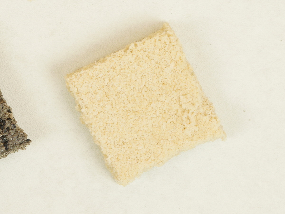 유기농 발아현미와 천일염으로 만든 발아현미설기 80g의 모습