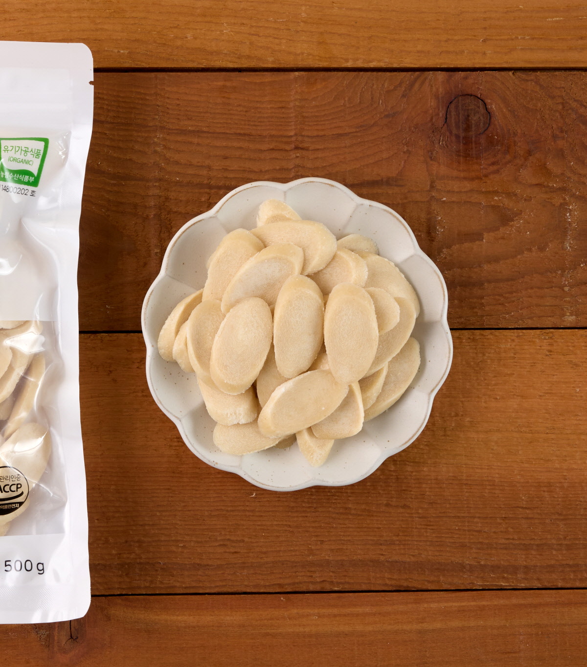 유기농 발아현미로 만든 떡국떡을 담아낸 모습