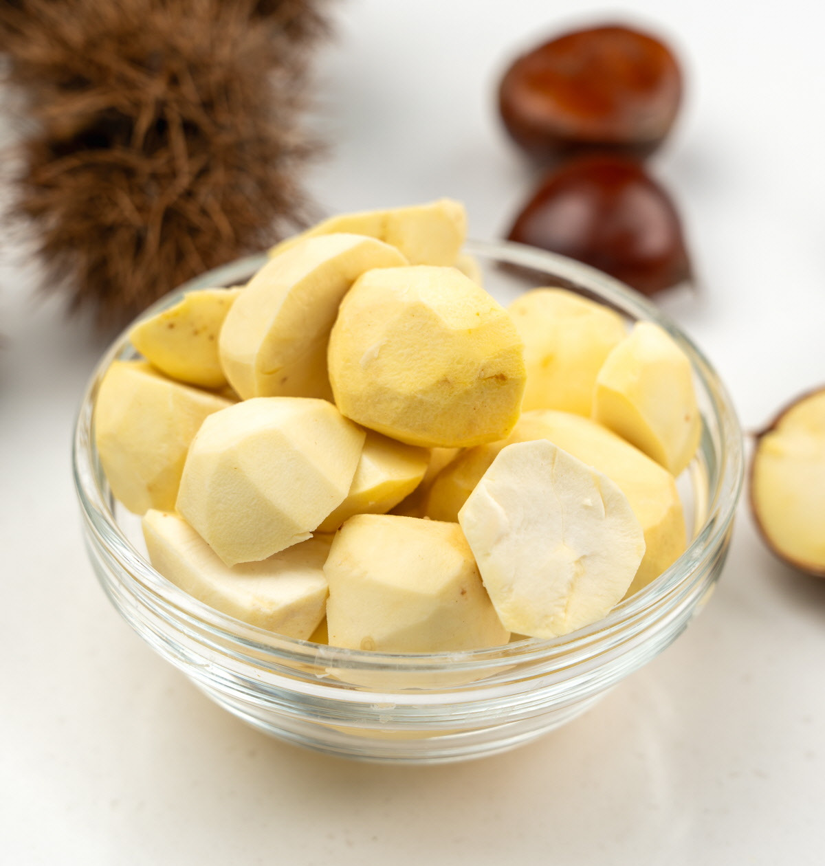 알밤 유기농쌀 밤설기용으로 다듬어 깐 국산밤을 유리볼에 담아 신선한 단면과 노란 색감을 강조한 재료 클로즈업