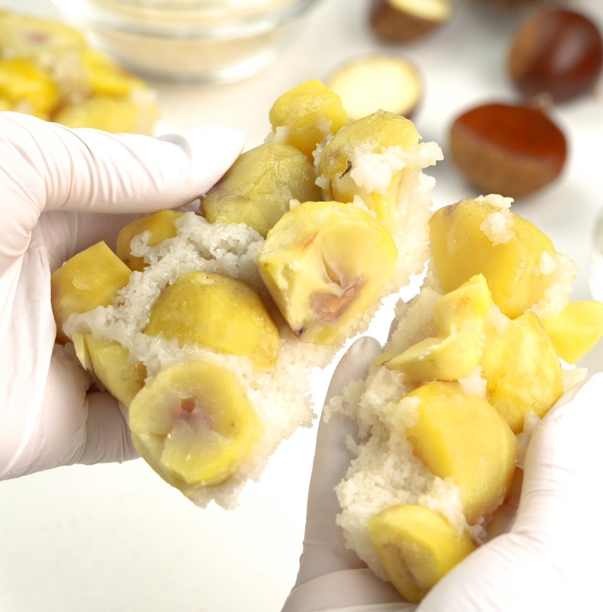 설기떡 밤설기 양손으로 조각을 갈라 알밤 알갱이와 고운 쌀가루 층이 드러나는 촉촉한 질감 표현