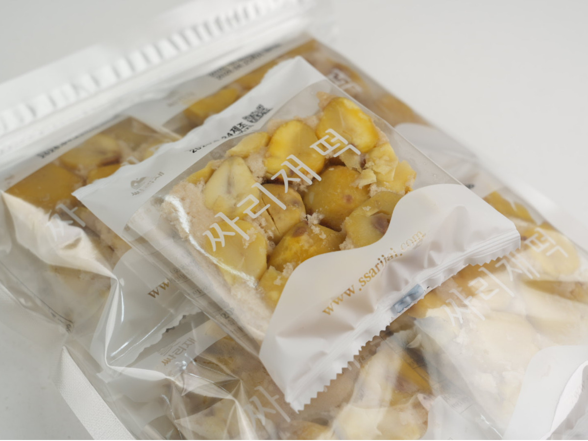 개별포장 아이간식 밤설기 조각을 투명 포장에 담아 여러 개 포개 놓았고 포장면에는 싸리재떡 문구가 보이는 발송 전 준비 컷