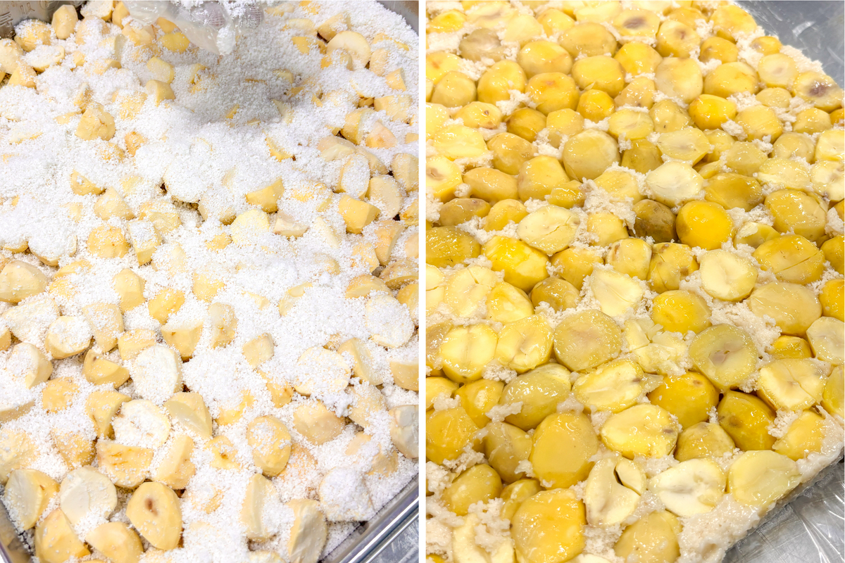 트레이 위에 자른 알밤과 쌀가루를 켜켜이 올려 찌는 제조공정 장면으로, 하얀 가루 위로 노란밤이 고르게 섞인 설기떡 만들기 과정