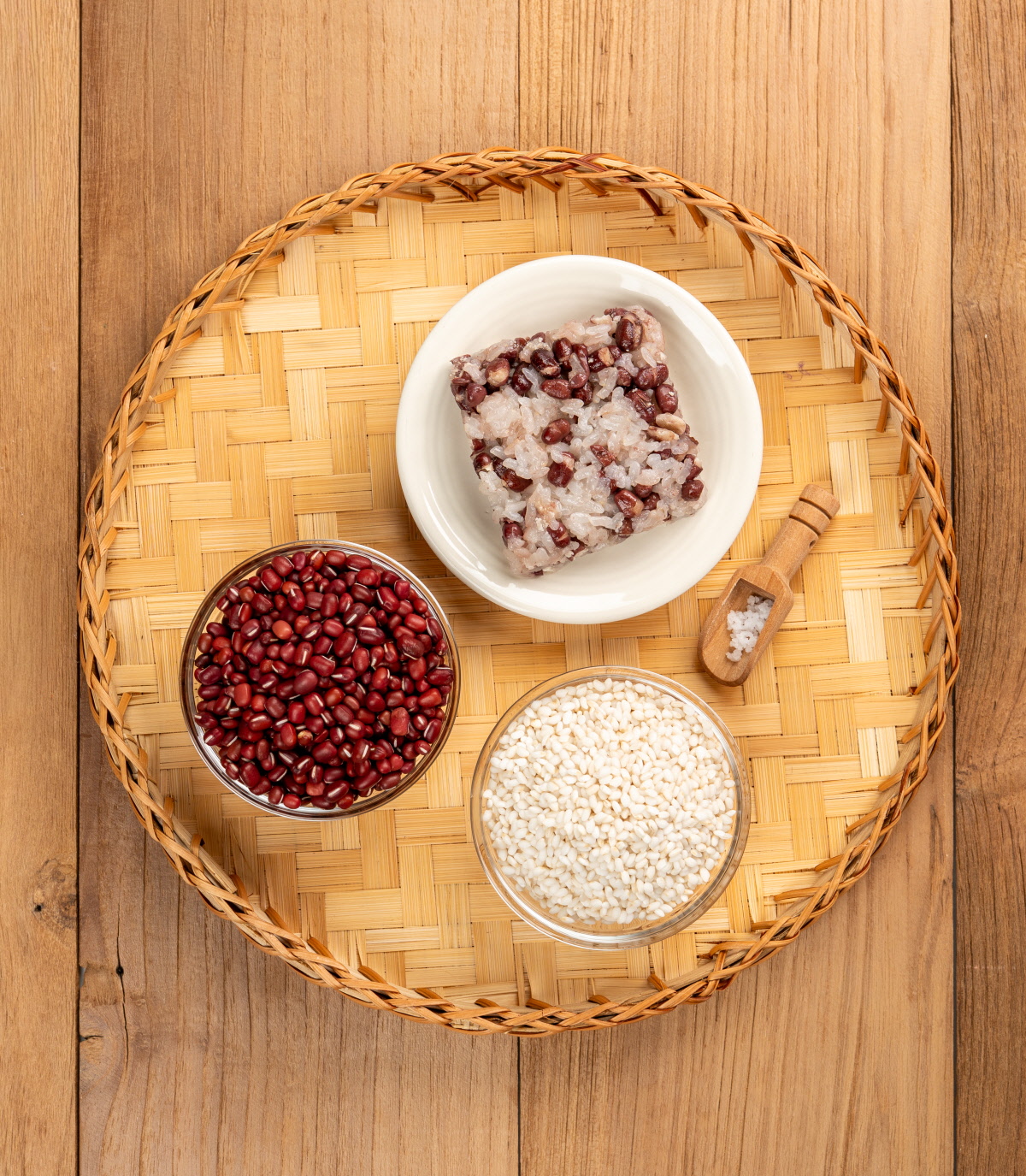 대나무 바구니 위에 놓인 팥 찰밥, 국산 팥, 유기농 찹쌀, 천일염 원재료 연출 컷