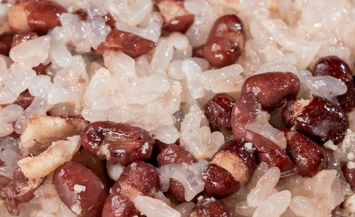 윤기가 흐르는 유기농 찹쌀과 잘 삶아진 통팥이 어우러진 팥 찰밥 상세 근접 사진