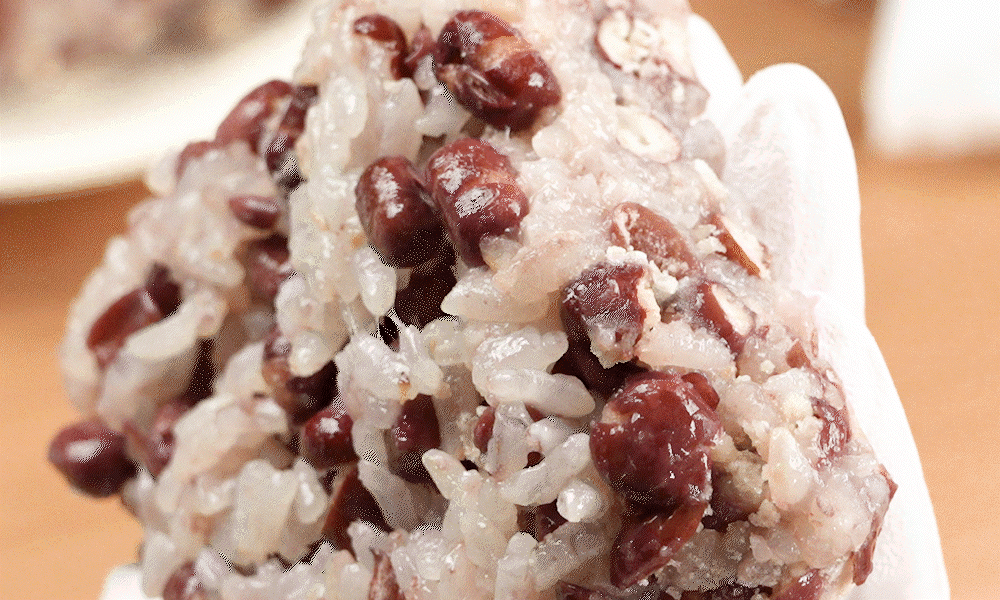 팥 찰밥을 가까이서 늘려보며 찹쌀의 찰기와 통팥의 신선함을 강조하는 움짤