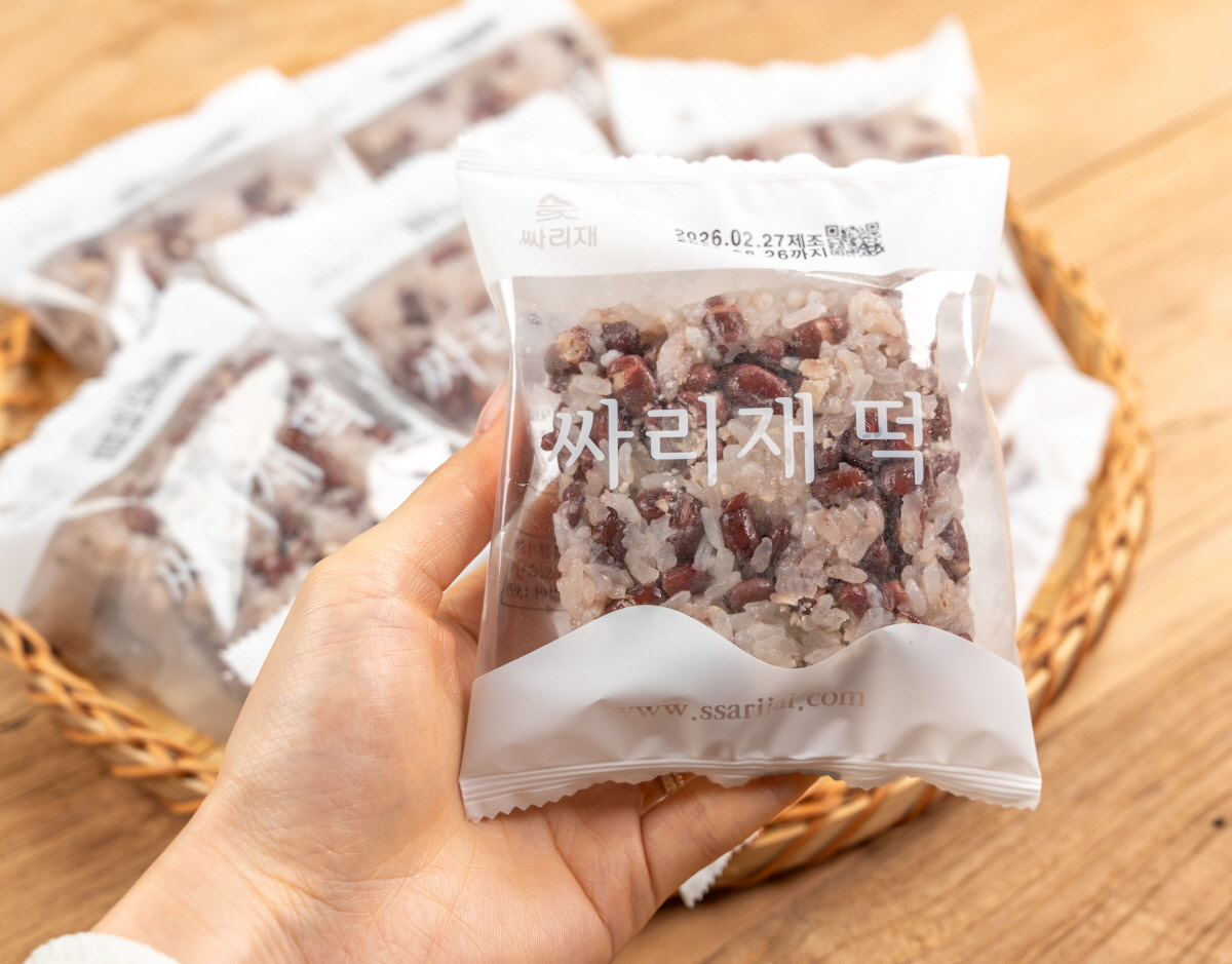 한 손에 쏙 들어오는 싸리재떡 팥 찰밥 100g 개별 소포장 제품을 들고 있는 모습
