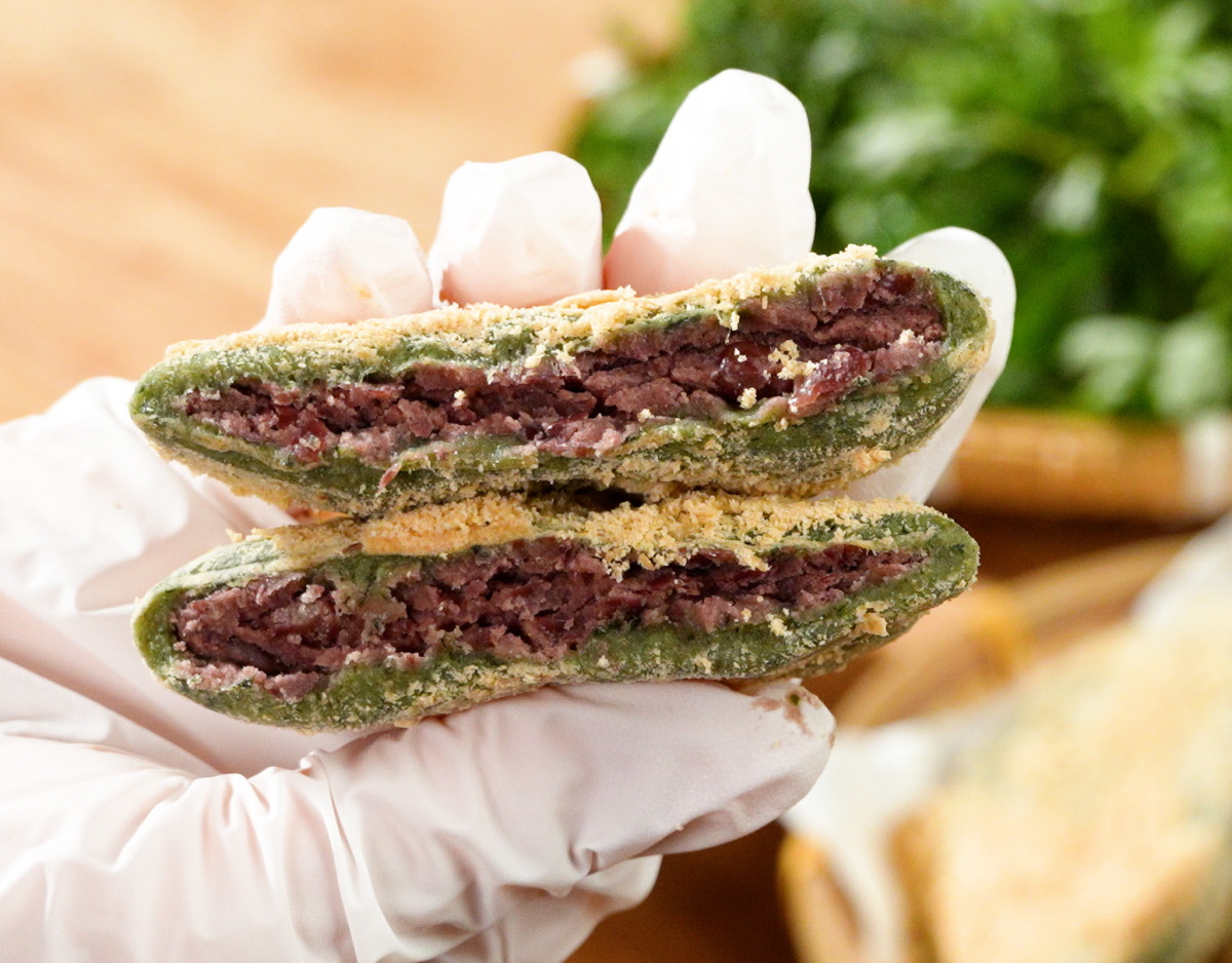 개떡 싸리재 앙금쑥개떡 반죽 과정 구성으로 현미 입자와 가루 상태 재료가 각각 담겨 있고 손질한 쑥을 넣은 뒤 초록빛 반죽으로 섞여 가는 모습을 네 칸으로 보여주는 장면