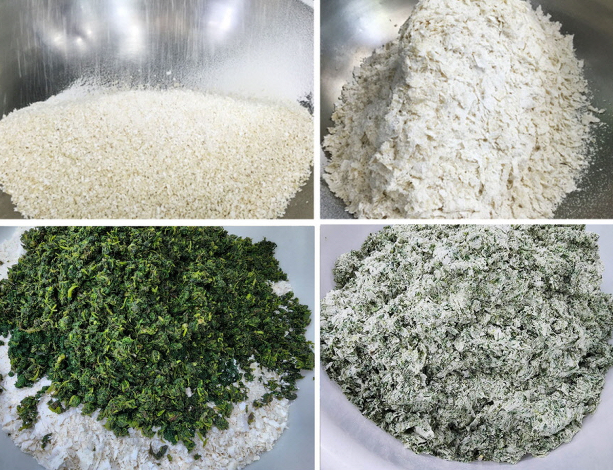 앙금쑥개떡 싸리재 개떡을 장갑 낀 손에 들고 반으로 가른 두 조각을 겹쳐 보여주는 모습으로 얇은 쑥떡 피 사이에 통팥앙금이 넓게 펴져 들어 있는 단면 연출