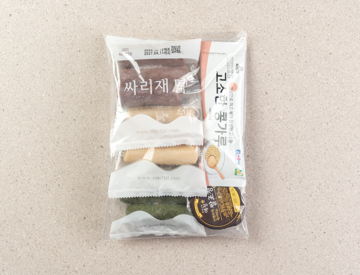 간편하게 즐기는 싸리재 구워먹는 가래떡 찍먹 세트 냉동 소포장떡 패키지 투명 포장팩에 깔끔하게 개별 포장된 싸리재 냉동 소포장 가래떡데이세트 삼색 현미가래떡