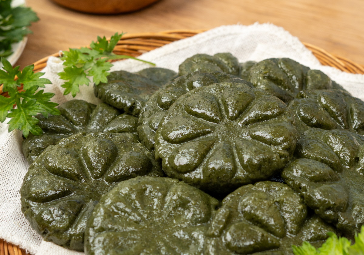 쑥개떡 꽃무늬 전통떡 쫄깃한 냉동떡 쑥개떡 특유의 진한 녹색과 꽃무늬 모양이 선명하게 나타난 쫄깃한 전통떡. 햇쑥을 듬뿍 넣어 만든 부드러운 식감의 개떡이 겹겹이 담겨 있음. 아침대용떡이나 간편식으로 활용하기 좋은 냉동떡.