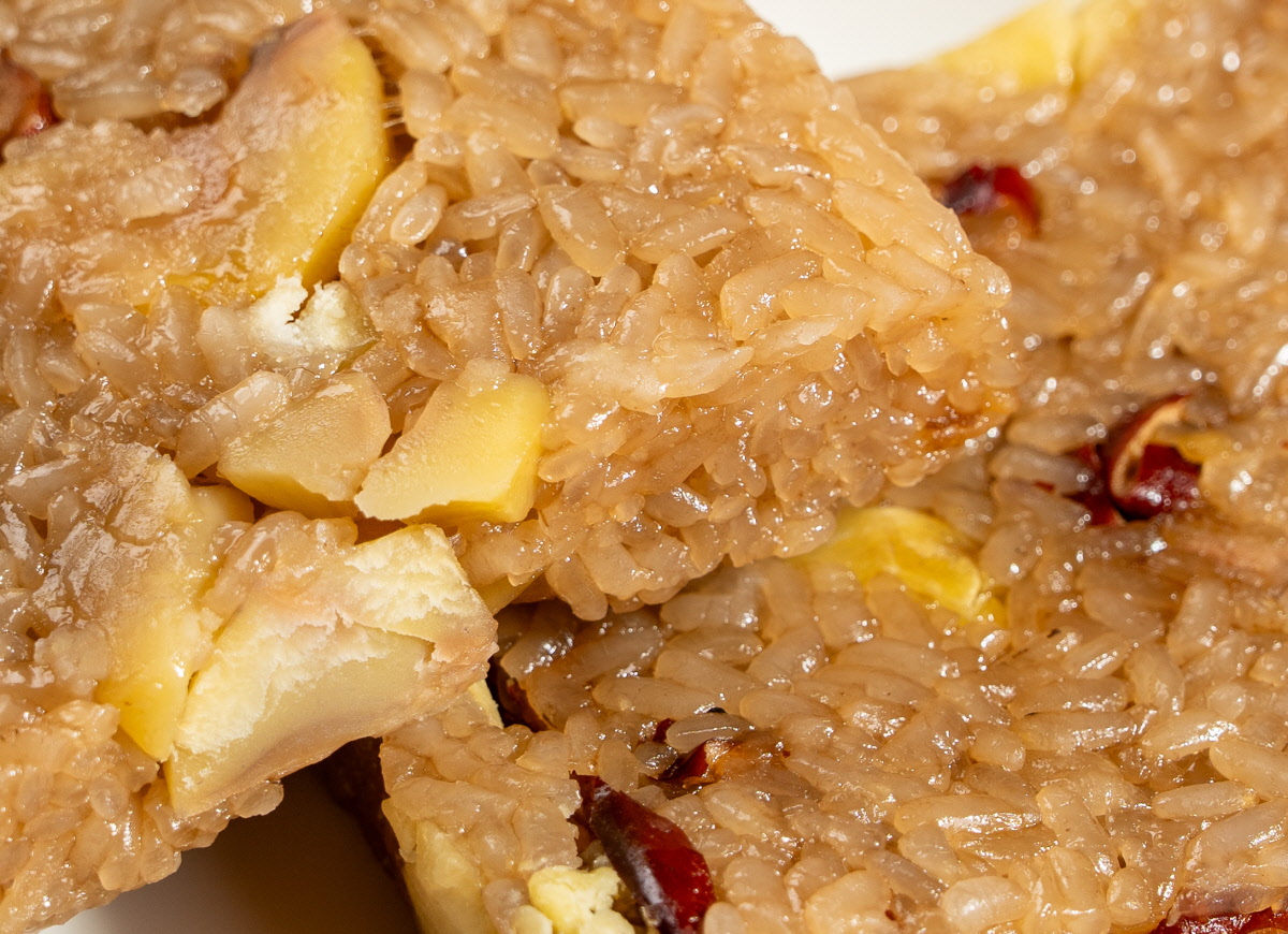 약밥 미니 약식처럼 잘린 단면을 가까이에서 본 모습으로 찹쌀알 사이사이에 밤 조각이 큼직하게 박혀 있고 대추 조각이 군데군데 섞여 윤기가 흐르는 질감