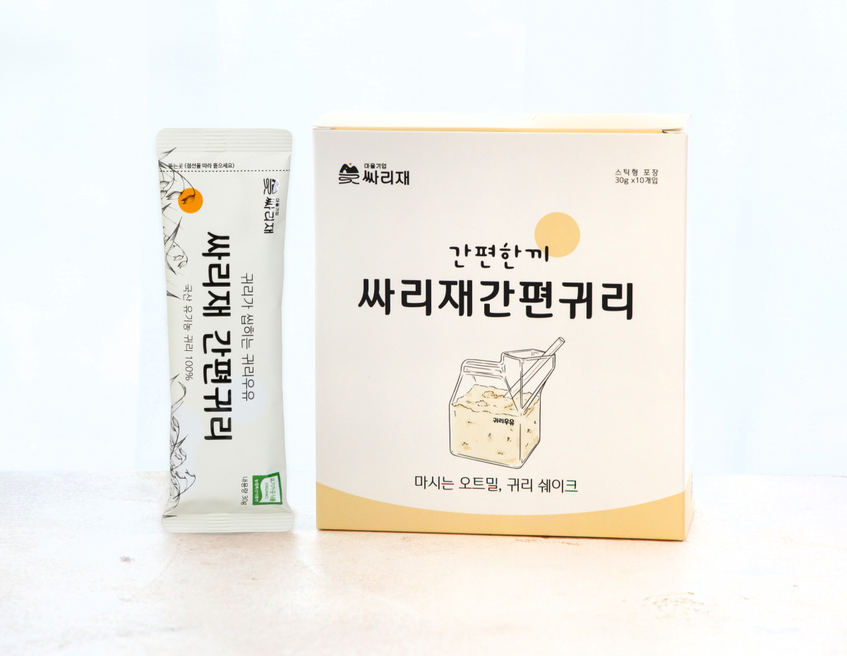 납작귀리 모양이 그려진 패키지와 간편귀리 스틱 2개가 함께 놓여 있으며, 국산오트밀을 간편하게 즐길 수 있는 제품 패키지 구성