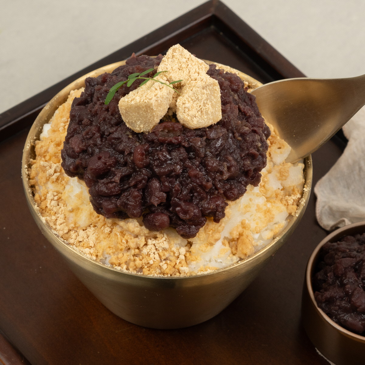 맛있게 만들어진 옛날 팥빙수 앞에 자그맣게 담겨져있는 빙수팥