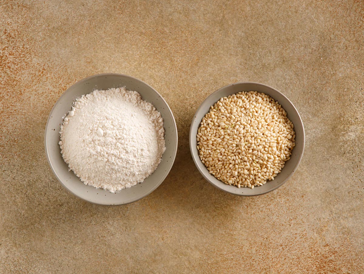 작은 그릇2개에 각각 쌀가루와 쌀을 담아놓은 모습 