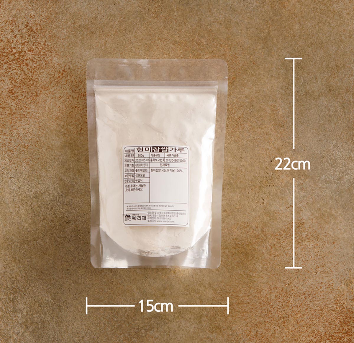 투명한 지퍼 포장지에 하얀 쌀가루를 담아 포장한 제품을 테이블에 놓은 모습.