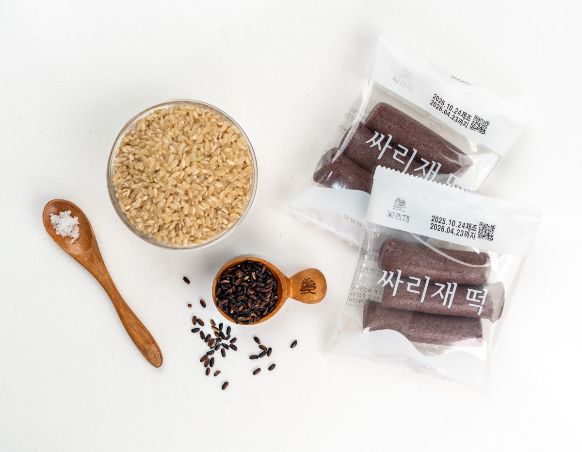 흑미 가래떡 단면을 근접 촬영해 부드럽고 촉촉한 질감과 고운 입자를 보여주며, 현미떡의 담백함과 자연스러운 색감을 살린 건강간식 느낌을 전달한다.