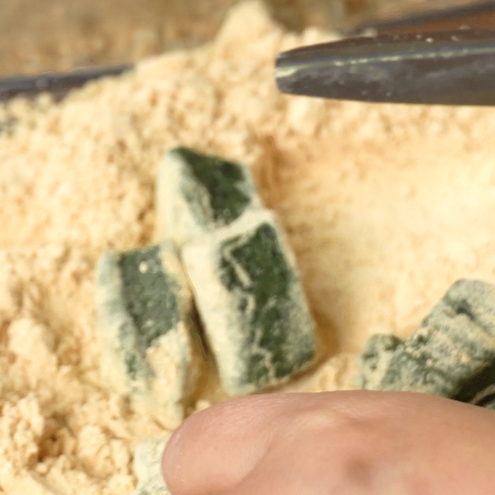 국산 쑥과 유기농 현미로 만든 찰떡을 국산 노란 콩고물 가루에 묻혀서 쑥인절미를 만드는 모습