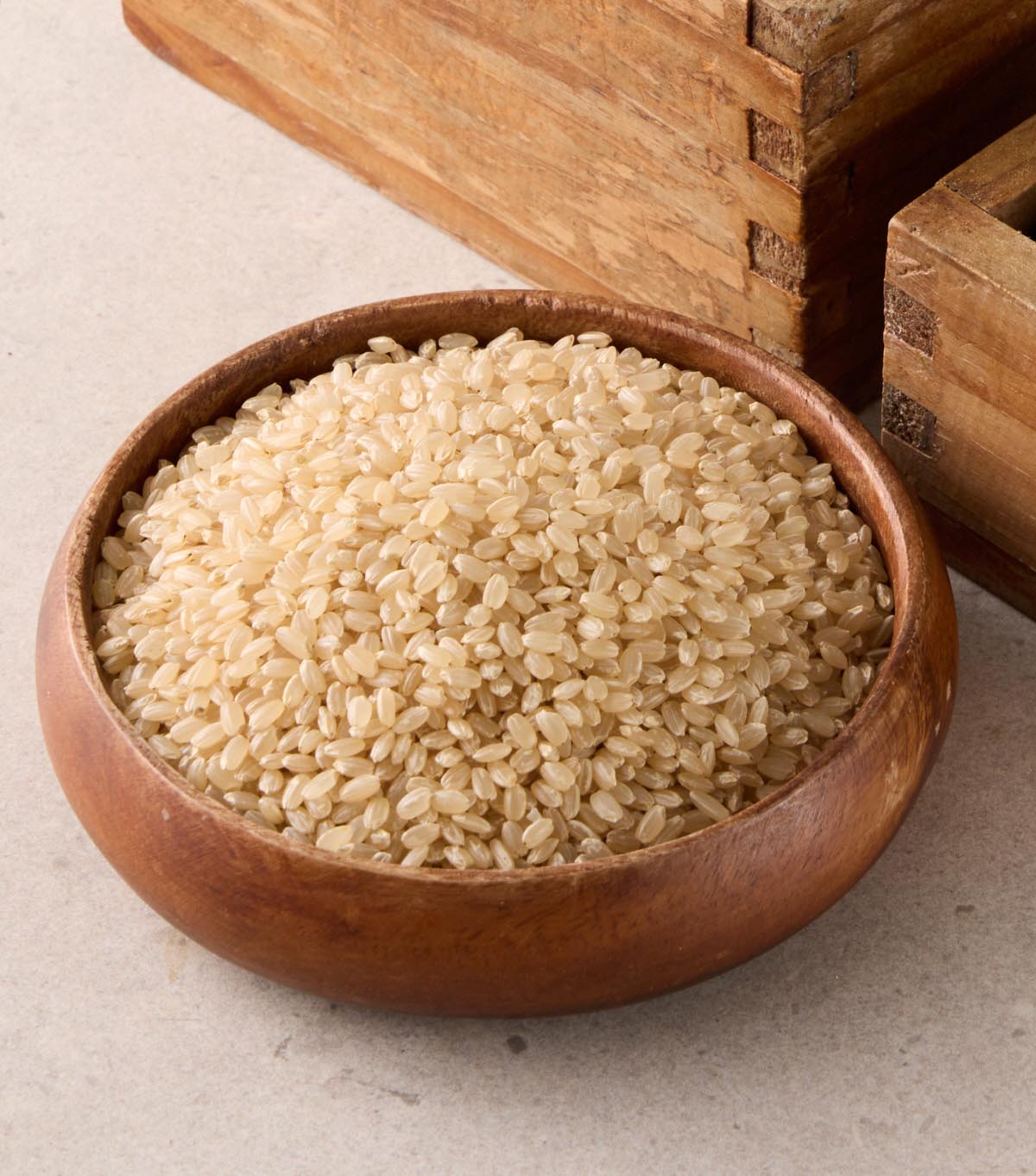 포를 깔고 그릇에 현미쌀이 가득 담아져 있다.