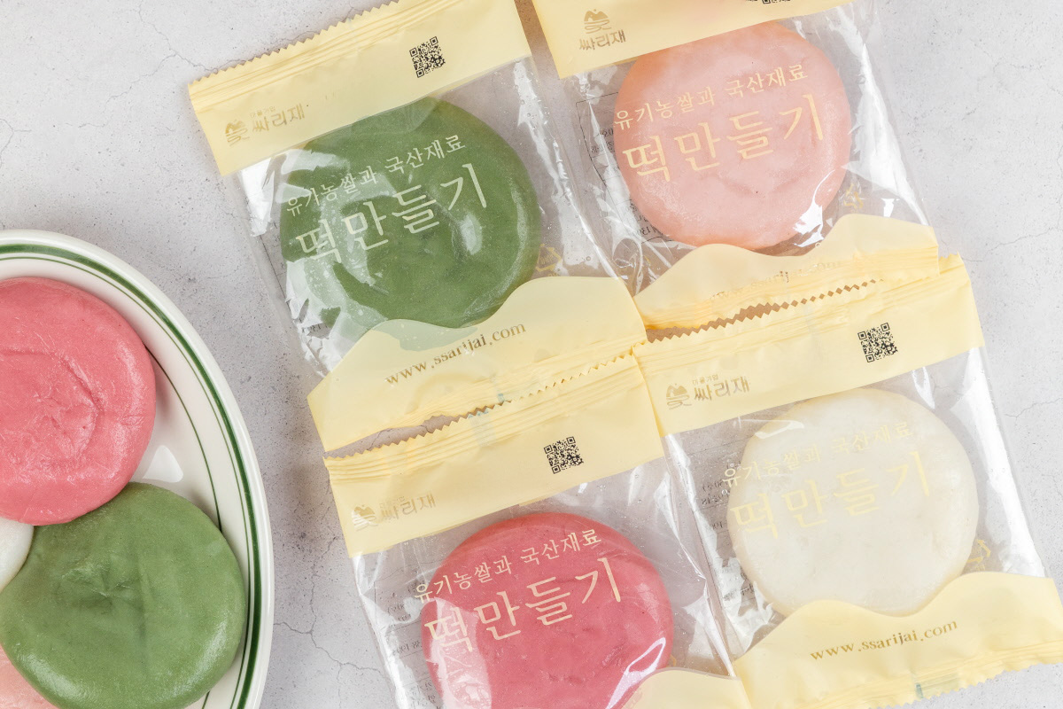 유기농쌀로 만든 네 가지 색상의 떡만들기 반죽이 개별 포장되어 배열되어 있으며, 자연식 떡만들기 키트의 깔끔한 구성