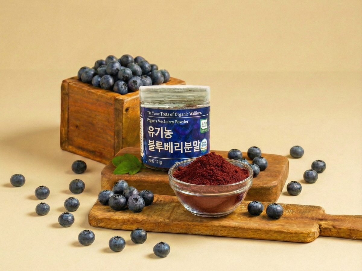 유기농 케일 분말이 담긴 지퍼백과 유리잔 녹즙, 나무 숟가락 위의 가루와 유리볼 가루가 함께 배치된 모습