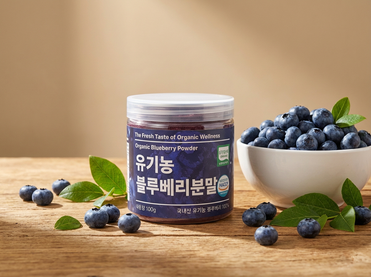 진한 초록빛 유기농 케일 분말을 물에 타 만든 녹즙이 투명한 유리잔에 담긴 모습