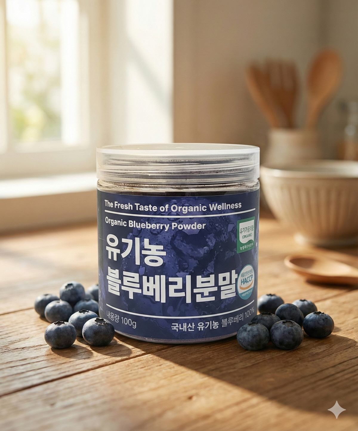 넓고 두툼한 신선한 케일 잎 두 장이 접시에 담긴 모습