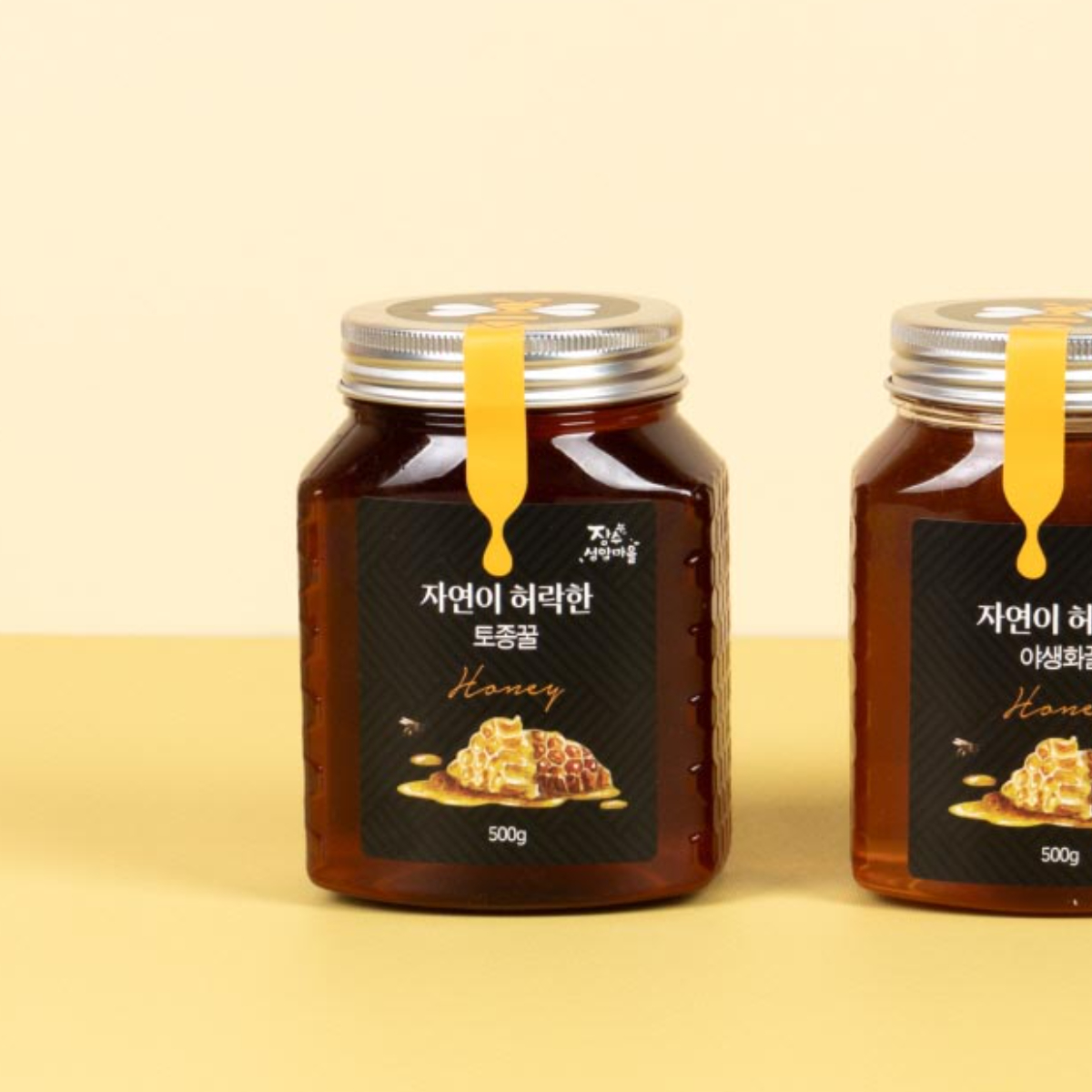 토종꿀 오백 그램이 담겨진 갈색 꿀병이 놓여져 있습니다.