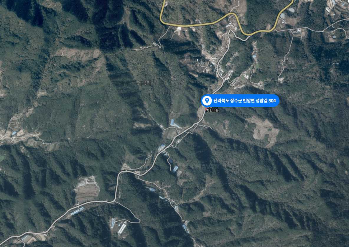 토종꿀이 생산되는 전북 무주군 성암마을의 위성사진 산으로 둘러쌓인 마을이 있다.