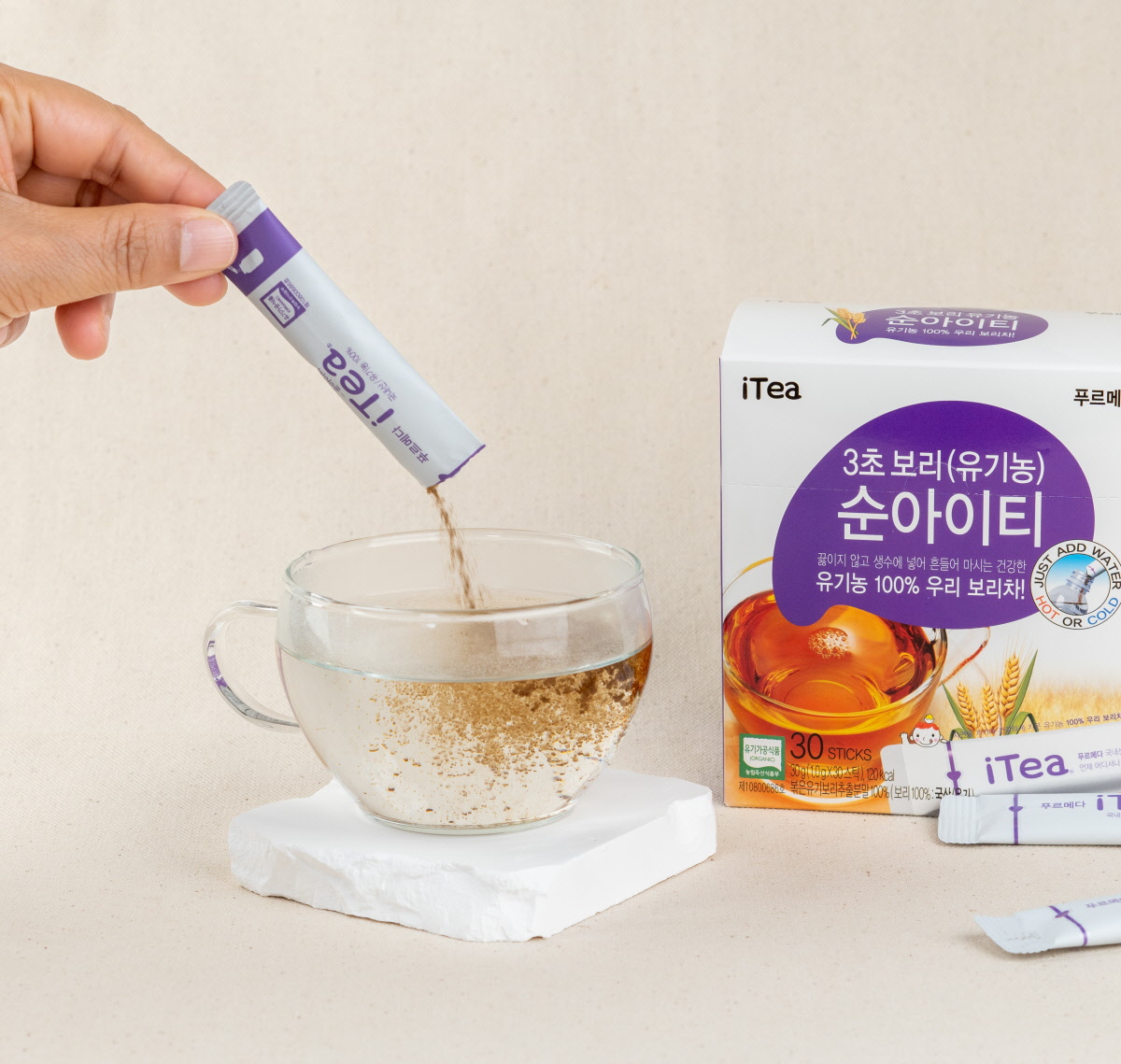 총 세장의 사진입니다. 첫번째 사진은 딸기 하우스의 모습입니다. 여덟 두둑으로 나누어진 딸기 밭에 푸른 잎사귀가 무성합니다. 그 사이사이로 흰색 꽃과 아직 영글지 않아 옅은 붉은색을 띠는 딸기 열매들이 열려있습니다. 두번째 사진은 작은 원형의 붉은 바구니 십여개에 수확한 빨간 딸기들이 가득 담겨있는 모습입니다. 사진 우측 하단엔 농림축산식품부의 유기농 표식이 찍혀 있습니다. 세번째 사진은 생산자님 집 마당에 놓인 딸기 하우스들의 모습을 멀리서 찍은 모습입니다. 사진에만 네 동의 하우스가 담겨있고, 사진 바깥으로도 여러 채의 하우스가 빼꼼히 있습니다. 마당에는 커다란 나무 한그루가 자라고 있고, 그 뒷편 하우스의 열린 문 너머엔 딸기밭의 푸른 잎사귀들이 있습니다. 총 세장의 사진입니다. 첫번째 사진은 딸기 하우스의 모습입니다. 여덟 두둑으로 나누어진 딸기 밭에 푸른 잎사귀가 무성합니다. 그 사이사이로 흰색 꽃과 아직 영글지 않아 옅은 붉은색을 띠는 딸기 열매들이 열려있습니다. 두번째 사진은 작은 원형의 붉은 바구니 십여개에 수확한 빨간 딸기들이 가득 담겨있는 모습입니다. 사진 우측 하단엔 농림축산식품부의 유기농 표식이 찍혀 있습니다. 세번째 사진은 생산자님 집 마당에 놓인 딸기 하우스들의 모습을 멀리서 찍은 모습입니다. 사진에만 네 동의 하우스가 담겨있고, 사진 바깥으로도 여러 채의 하우스가 빼꼼히 있습니다. 마당에는 커다란 나무 한그루가 자라고 있고, 그 뒷편 하우스의 열린 문 너머엔 딸기밭의 푸른 잎사귀들이 있습니다.