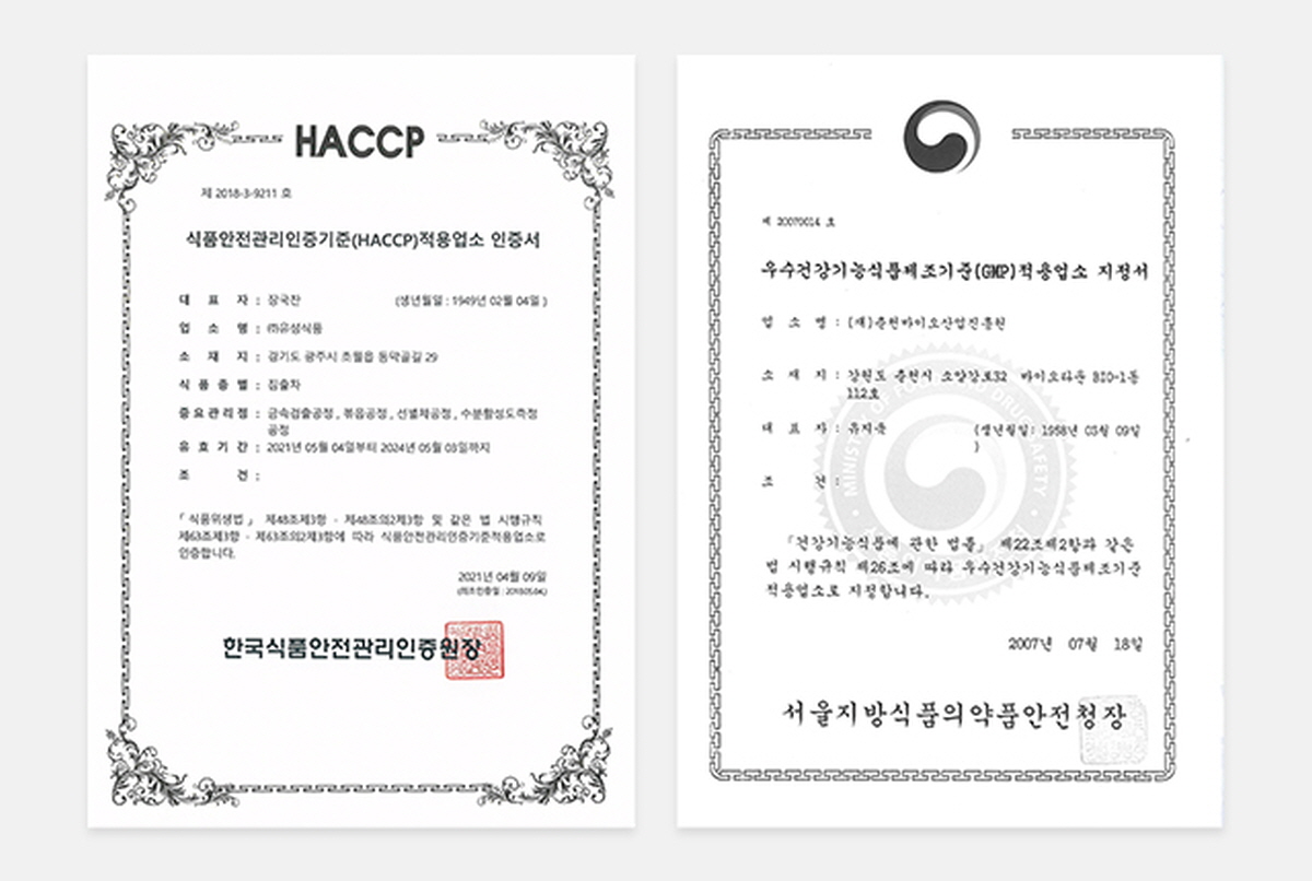 식빵에 딸기잼을 발라 샌드위치를 만들었다 식탁 위, 연갈색 나무 도마가 올려져 있고, 그 위의 둥근 유리그릇 안엔 흰색 요거트가 가득 담겨 있습니다. 흰색 요거트에는 초록 허브 잎과 갈색 견과류, 빨간 딸기잼이 색색이 올려져 있습니다.