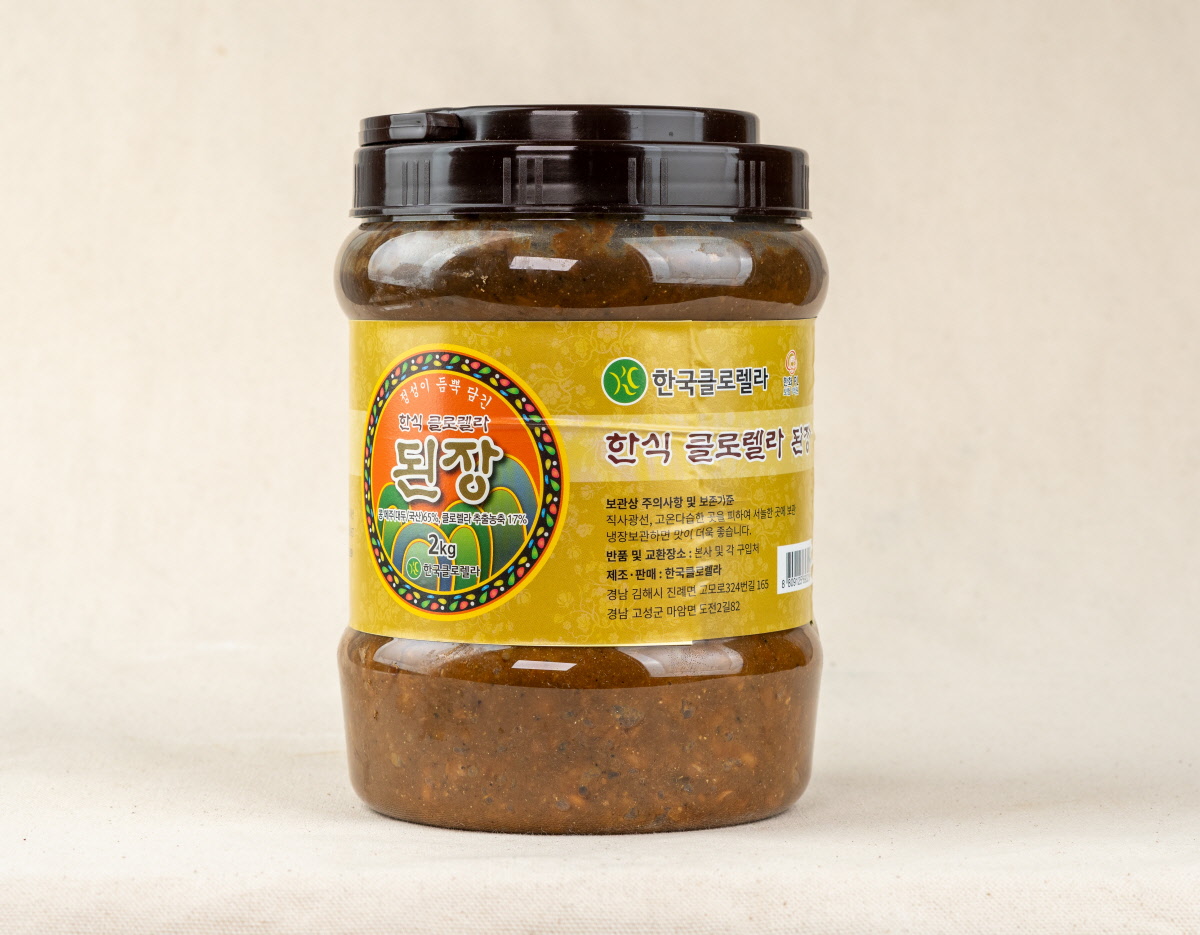 한식 클로렐라 된장 2kg 플라스틱 통이 단독으로 놓여 있으며, 레트로 스타일 라벨이 부착되어 있다. 된장찌개용과 집된장, 쌈장대신 다양하게 활용 가능한 제품이다.