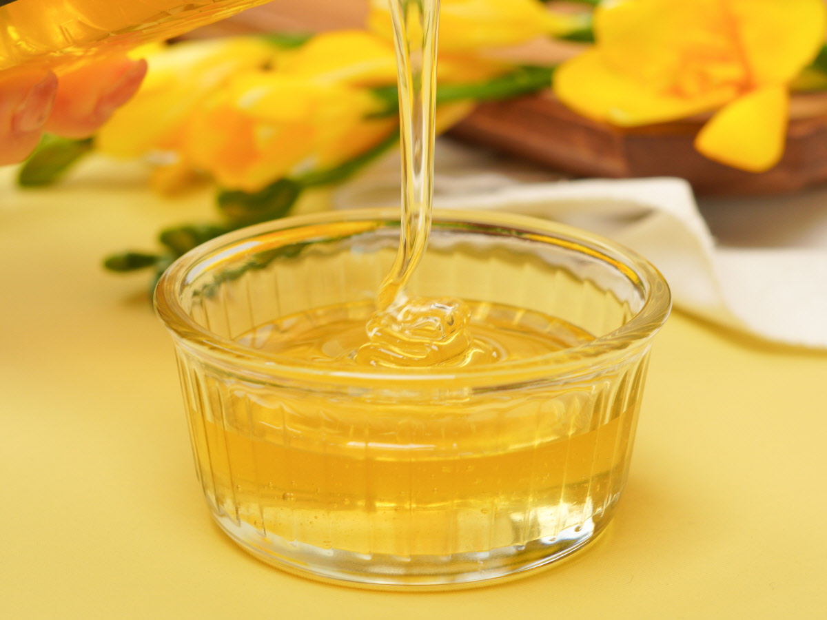 꿀과 함께 곁들어 먹을수 있는 미숫가루가 스틱포장되어 있고, 유리컵에 미숫가루가 담아져 있는모습. 작은 그릇에 꿀이 담아져 있음. 