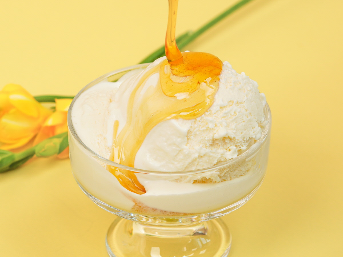 바닐라 아이스크림 위에 야생화꿀을 붓는 모습