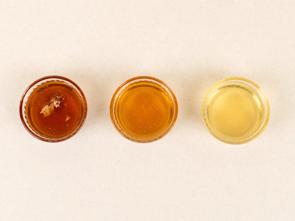 3가지 꿀을 색깔별로 나란이 놓은 모습