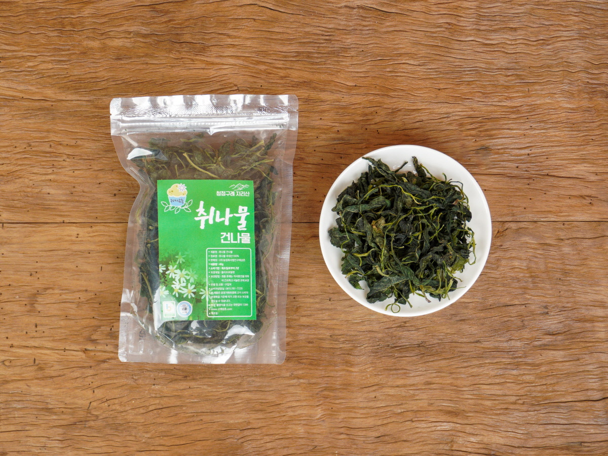 포장된 구례삼촌 취나물 40g과 그릇에 담긴 건취나물의 모습