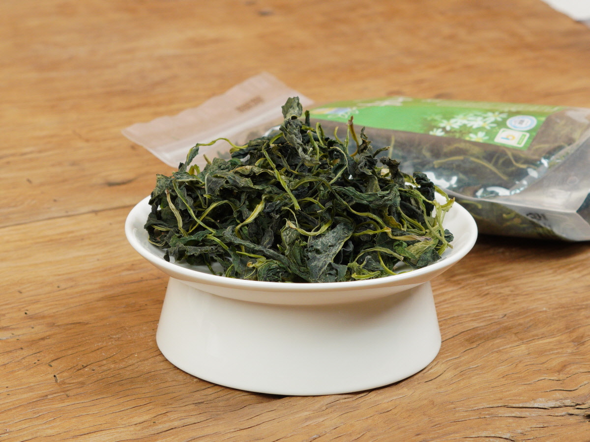 국산 건취나물이 접시에 담겨있는 모습